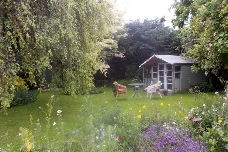 Frogfurlong-Cottage Bed and Breakfast Guest House Down Hatherley Gloucester summer garden